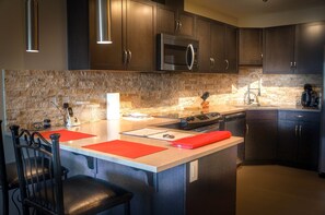 1 Bedroom Executive condo: 1320 1 ST SE, Calgary T2G 0G8 | 1 bedroom, desk, iron/ironing board, rollaway beds - Newtel Suites (Calgary)