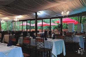 Breakfast, lunch, dinner served; Peruvian cuisine - Howard Johnson Olmue (Olmue)