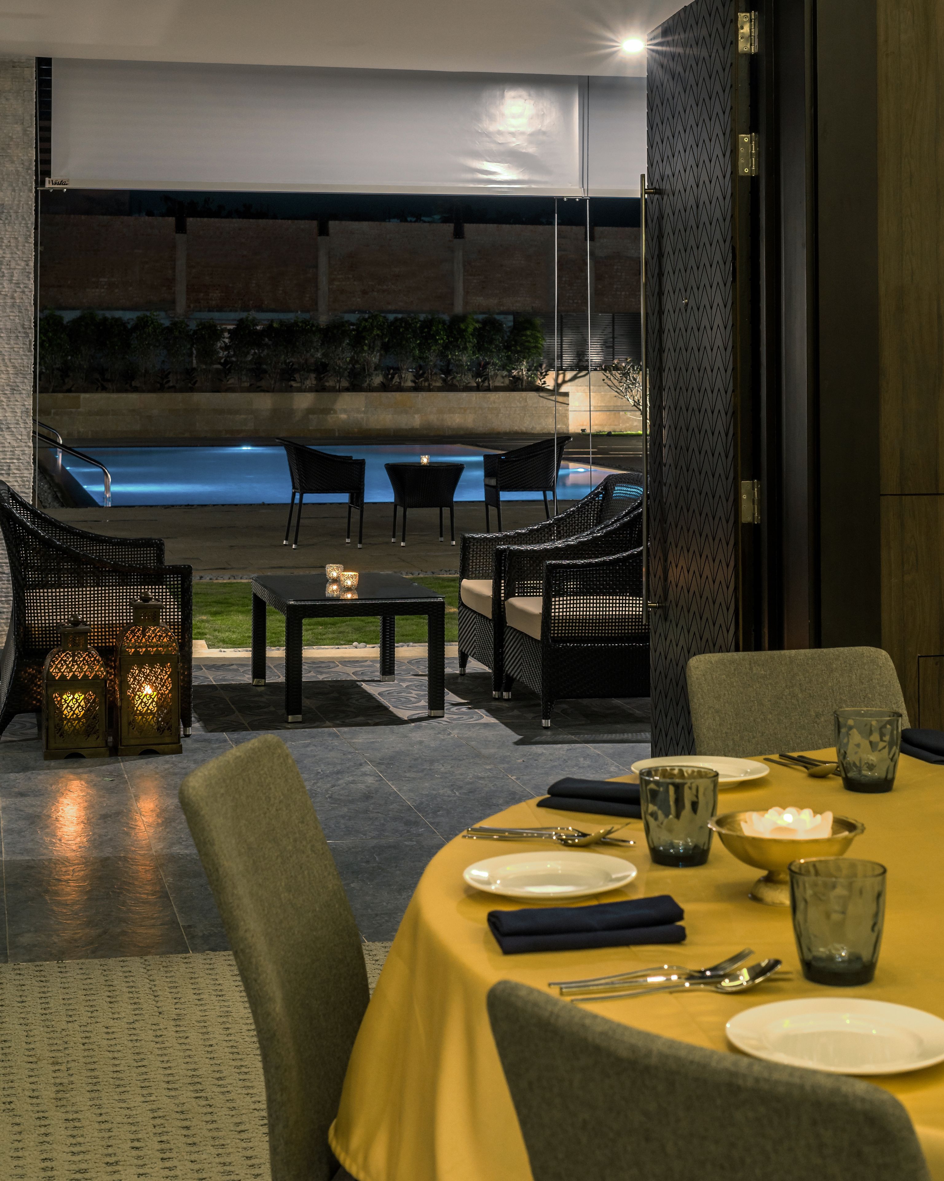 Serveert ontbijt, lunch, diner, vegetarische gerechten 