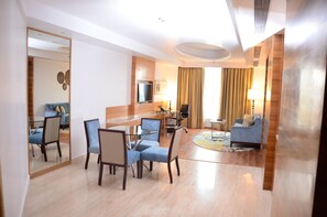 43-inch LED TV with satellite channels, TV, fireplace - Radisson Blu Jammu (Jammu)