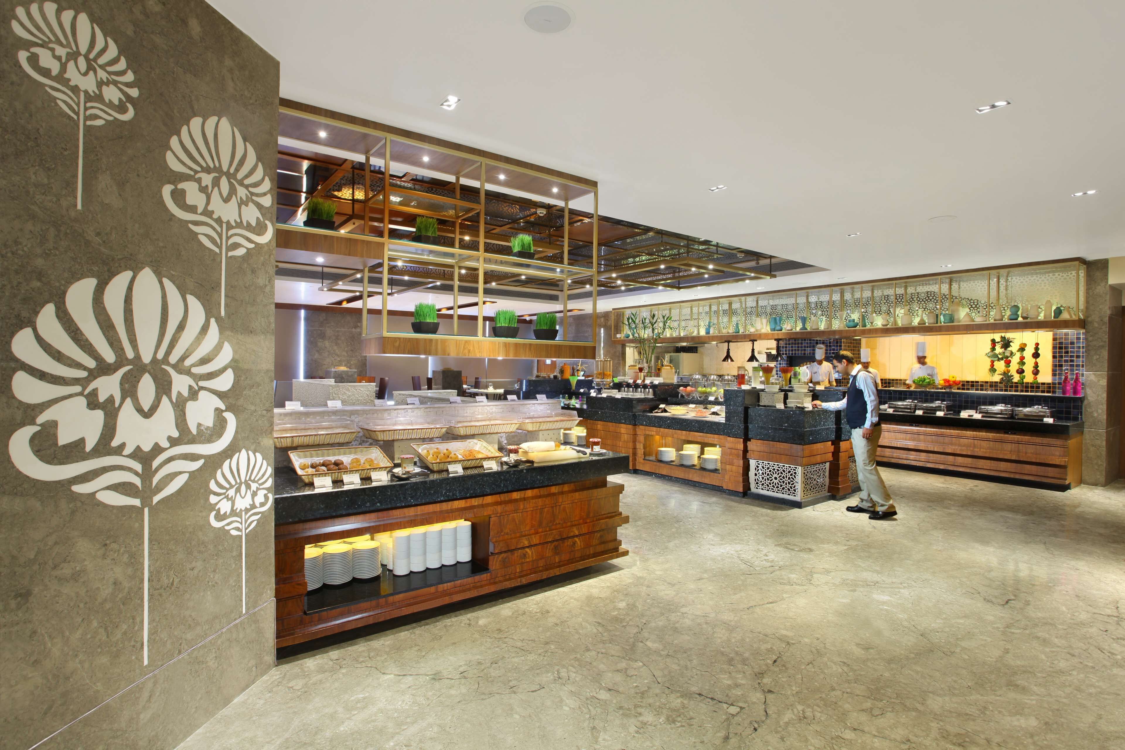 3 restaurants, breakfast served