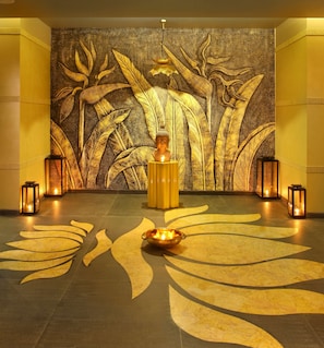 Baño de vapor, tratamientos corporales y masajes de tejido profundo