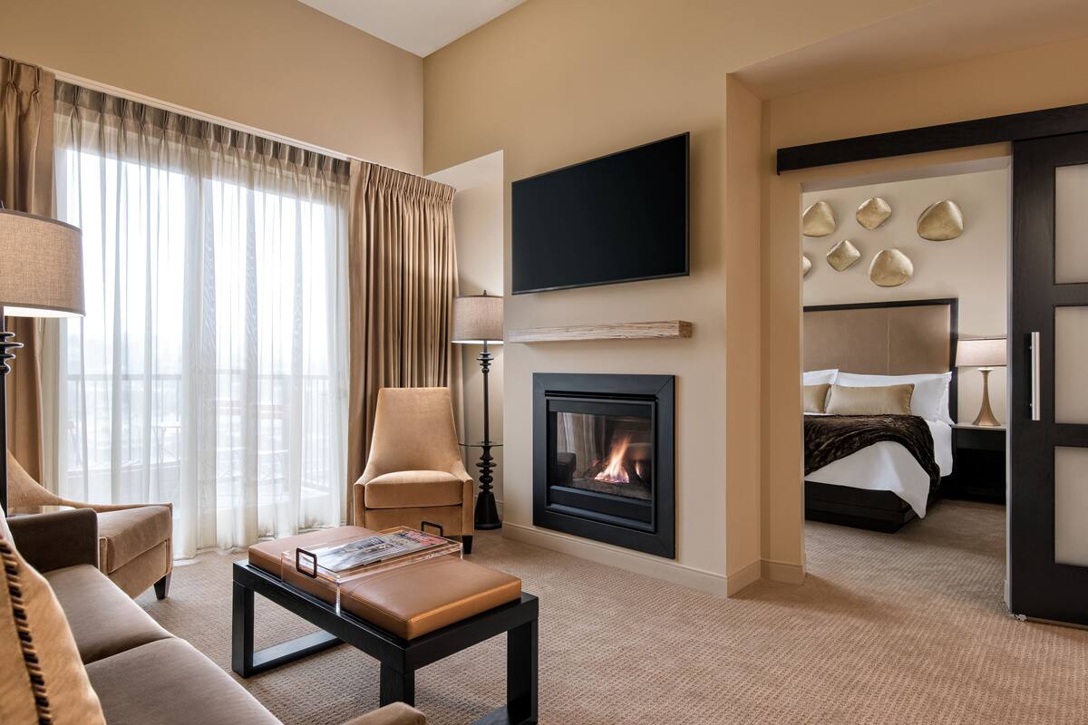 Suite supérieure, 1 très grand lit, vue sur la ville | Draps en coton égyptien, literie de qualité, couette en duvet
