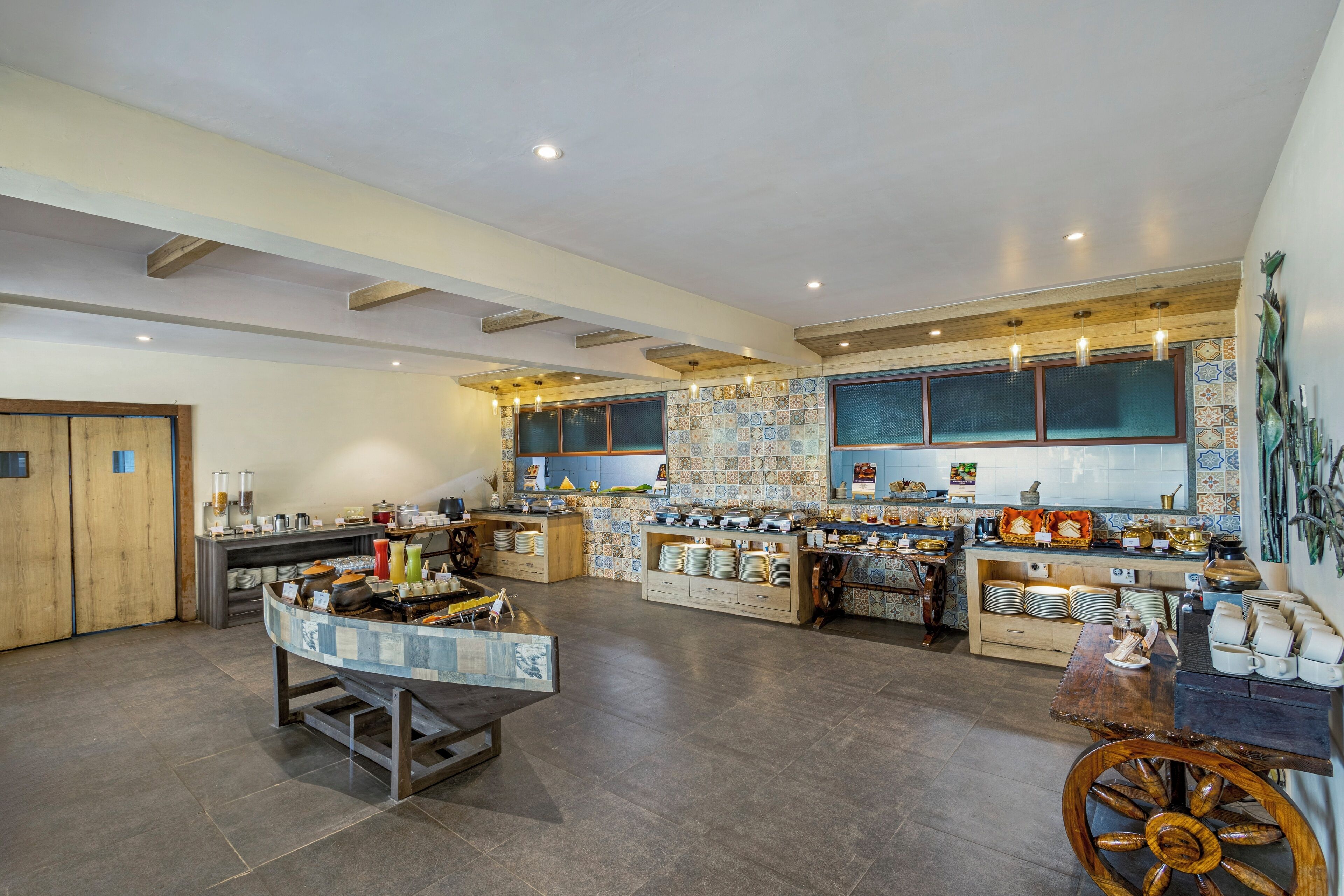 Una cocina amplia con una isla central, armarios de madera y salpicadero de azulejos.