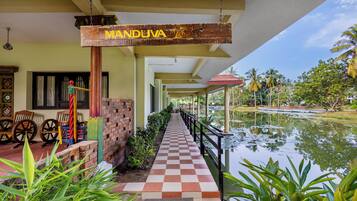 A checkered pathway leading to a building with a sign reading "MANDUVA".