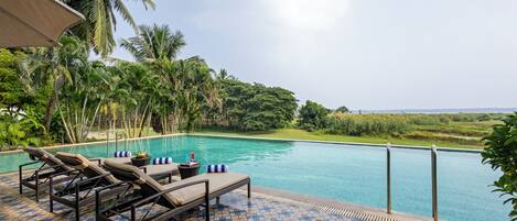 Hồ bơi ngoài trời