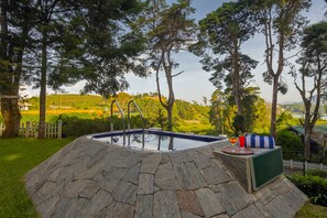 Outdoor spa tub - Mirage Kings Cottage (Nuwara Eliya)