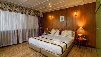 Deluxe Double Room, 1 Bedroom | 1 bedroom, in-room safe, desk, soundproofing