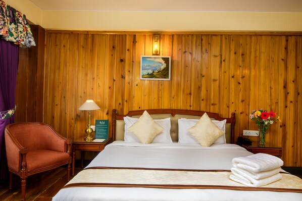 Deluxe-huone | Tallelokero huoneessa, työpöytä, äänieristys, silitysrauta/-lauta