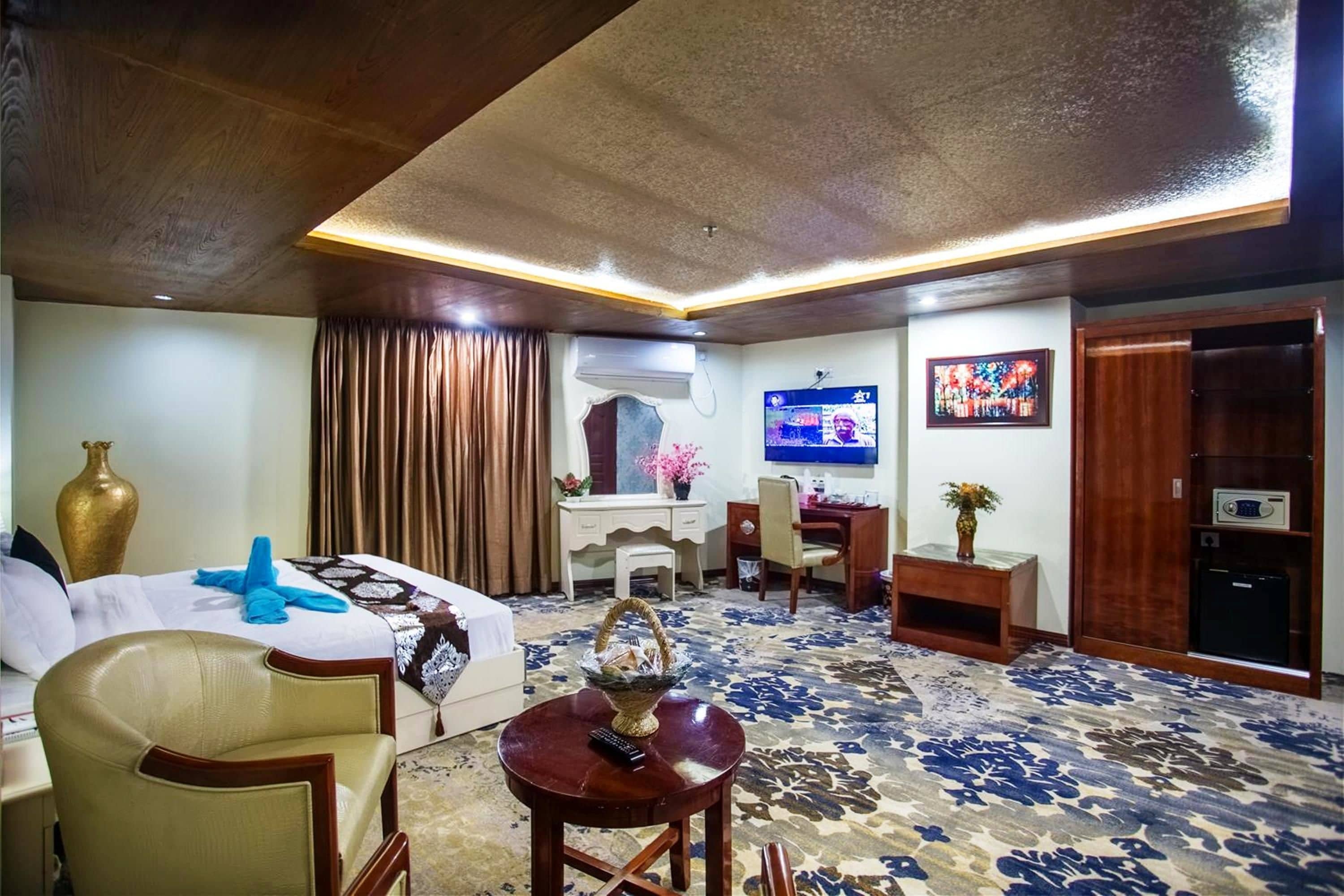 Suite Majestueuse, 1 très grand lit, accessible aux personnes à mobilité réduite, vue ville | Minibar, coffres-forts dans les chambres, bureau