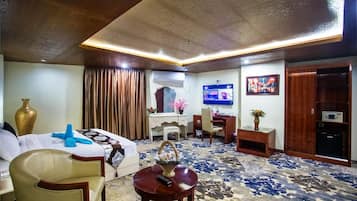 Suite Majestueuse, 1 très grand lit, accessible aux personnes à mobilité réduite, vue ville | Minibar, coffres-forts dans les chambres, bureau