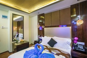 Minibar, caja de seguridad en la habitación y escritorio 