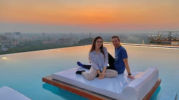 Piscine extérieure, cabanons gratuits, chaises longues