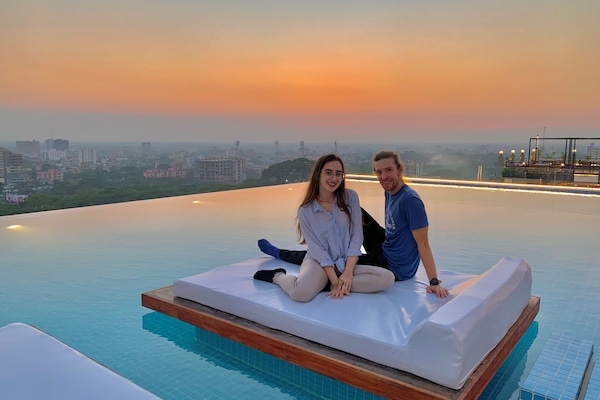 Piscine extérieure, cabanons gratuits, chaises longues