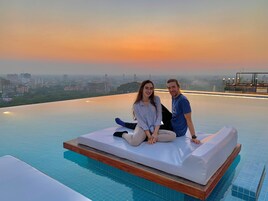 Una piscina al aire libre, camas de piscina gratis