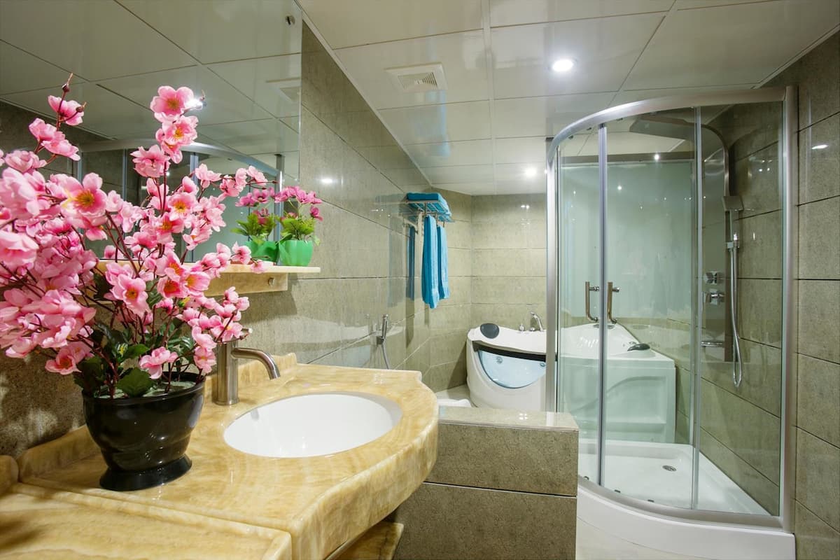 grand suite, 1 king bed, accessible, city view | bathroom | shower, free toiletries, towels