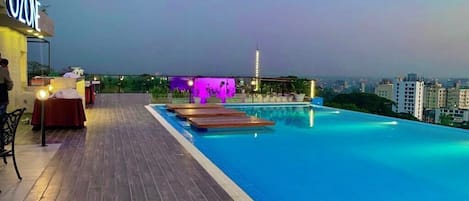 Piscine extérieure, cabanons gratuits, chaises longues