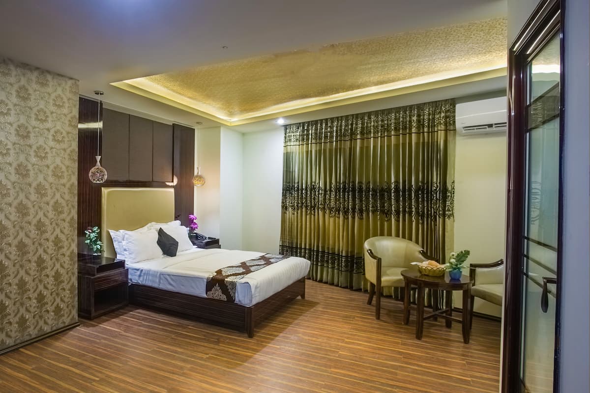 executive double room, city view | minibar, in-room safe, desk, rollaway beds