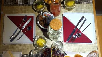 Petit déjeuner préparé sur commande (8 EUR par personne)