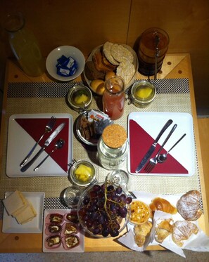 Tägliches nach Wunsch zubereitetes Frühstück (8 EUR pro Person)