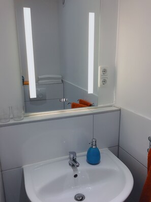 標準雙人房 | 浴室 | 淋浴設備、毛巾