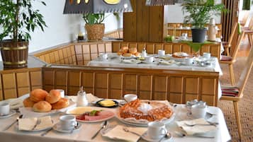 Kontinental morgenmad hver dag (10 EUR pr. person)