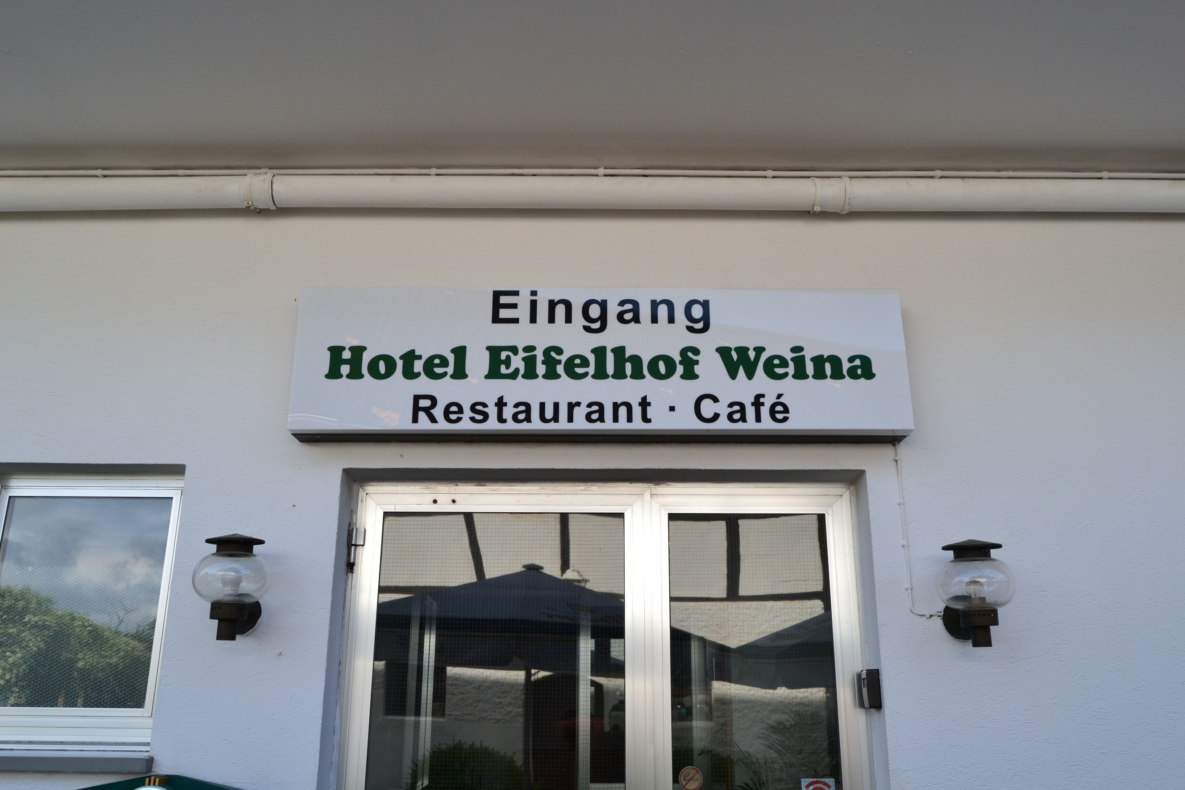 Placa do Hotel Eitelhof Weina, indicando que é um restaurante e café.