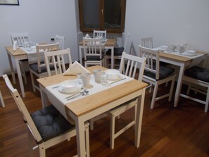Free daily buffet breakfast - Affittacamere Iris B&B (Trieste)