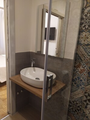 Kamar Triple Standar, 1 kamar tidur | Kamar mandi | Shower, perlengkapan mandi gratis, pengering rambut, dan sabun