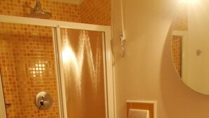 Quadrupla familiare, 1 camera da letto | Bagno | Doccia, set di cortesia gratuito, asciugacapelli, sapone