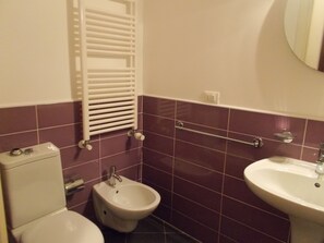 Standard Single Room, 1 Bedroom | Bathroom | Shower, free toiletries, hair dryer, soap - Affittacamere Iris B&B (Trieste)