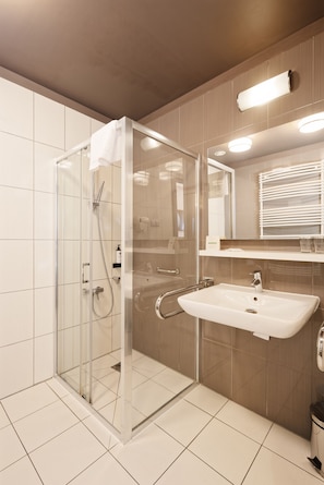 Regadera, amenidades de baño gratuitas, secadora de cabello, toallas