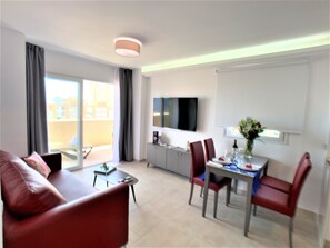 Minibar, Zimmersafe, Schreibtisch, Verdunkelungsvorhänge