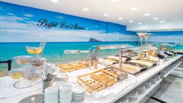 S'hi serveixen esmorzars, dinars i sopars