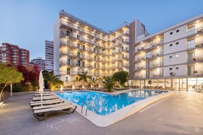 A hotel with a swimming pool, multiple balconies, and a restaurant. - Hotel Los Alamos (Benidorm)