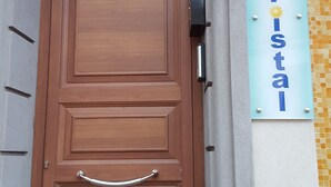 Una puerta de madera con un letrero encima que dice "Kristal Bed & Breakfast" y un letrero más pequeño a la derecha que indica la habitación 204/A.