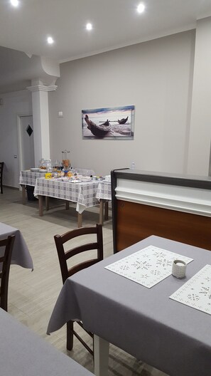 Buffet déjeuner gratuit tous les jours