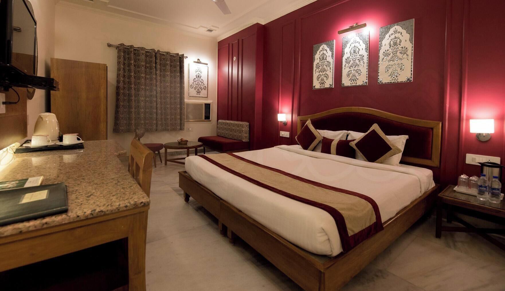 Escrivaninha, quartos à prova de som, Wi-Fi de cortesia, roupa de cama
