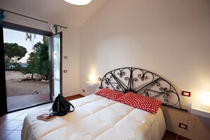 Een slaapkamer met een bed, een raam en uitzicht op de omgeving.