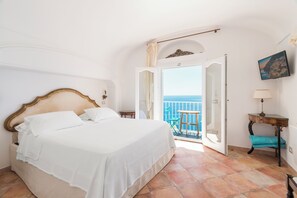 Estudio panorámico, 1 cama matrimonial, cocineta, vista al mar | Edredón, cortinas blackout y insonorización