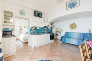 Apartamento panorámico, 2 habitaciones, bañera de hidromasaje, vistas al mar (L'Infinito) | Zona de estar | Una televisión de pantalla plana