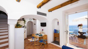 Un interior acogedor con comedor, cocina y balcón con vistas.