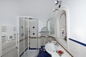 Studio Panoramique, 1 lit double, coin cuisine, vue mer | Salle de bain