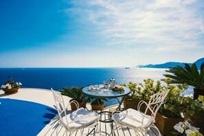 Studio Panoramique, 1 lit double, coin cuisine, vue mer | Terrasse/Patio