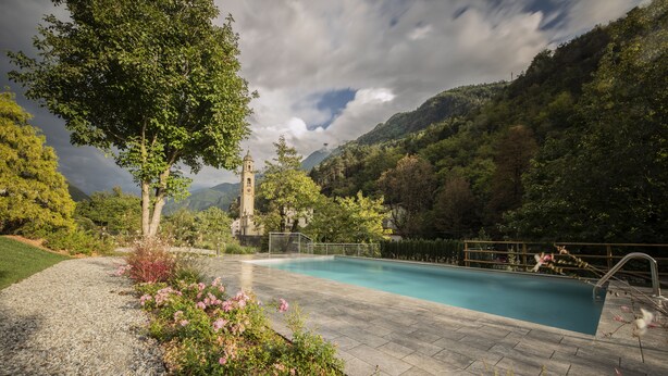 Una piscina al aire libre de temporada
