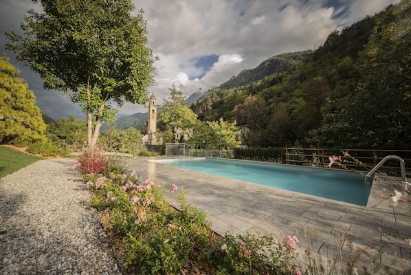 حمّام سباحة خارجي موسمي