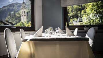 Aperto a pranzo e cena, cucina locale