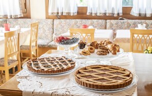 Daily buffet breakfast for a fee - Hotel Piuro (Piuro)