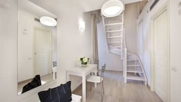 Appartement Duplex Standard, vue mer (Camera Mughetto) | Coin séjour | Télévision à écran plat
