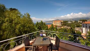 Toetasjesleilighet – deluxe, sjøutsikt (Lavanda) | Terrasse/patio